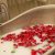 Kylpy ruusunterälehdissä – Hemmottele itseäsi